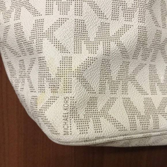 Michael Kors Signature Tote - Picture 4 of 8